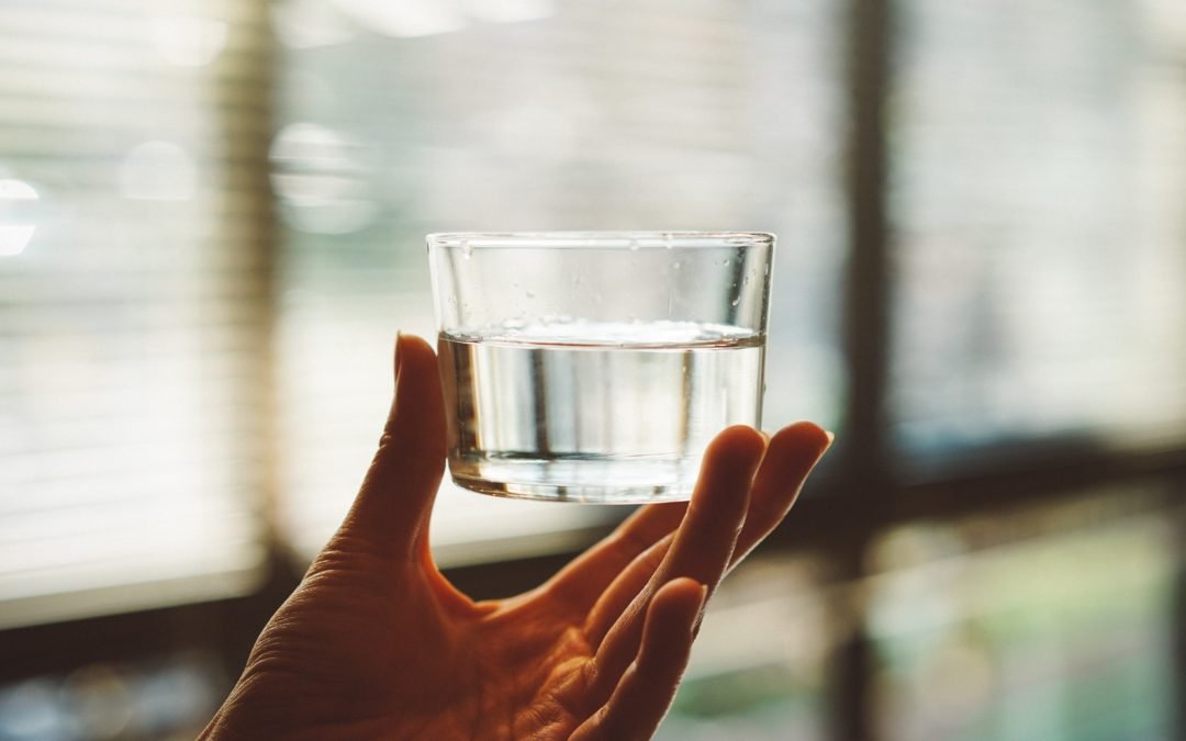 Como beber água pode te auxiliar a perder peso?